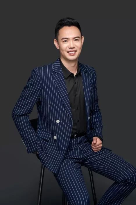 上海音乐学院打击乐硕士研究生,师从打击乐博士生导师杨茹文,福州大学