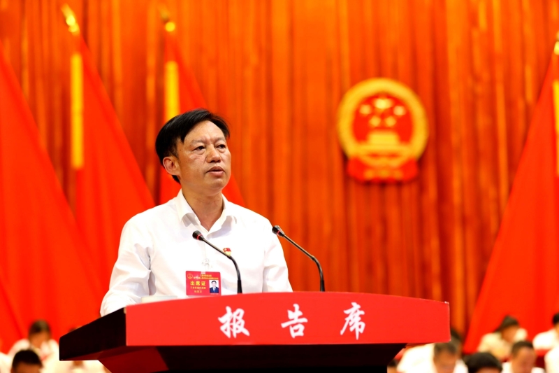 开幕会上,三都水族自治县代理县长杨显龙代表县人民政府向大会作2019