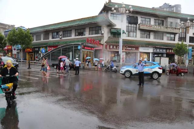 临汾暴雨图片