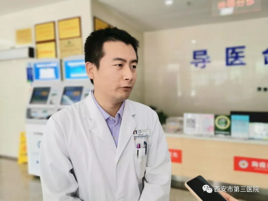 张鸿谋用了大约3分钟的时间对这名男子进行了心肺复苏,男子慢慢苏醒