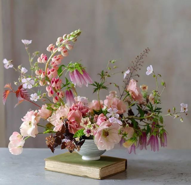 英国乡村自然式的插花艺术让自然为自己代言