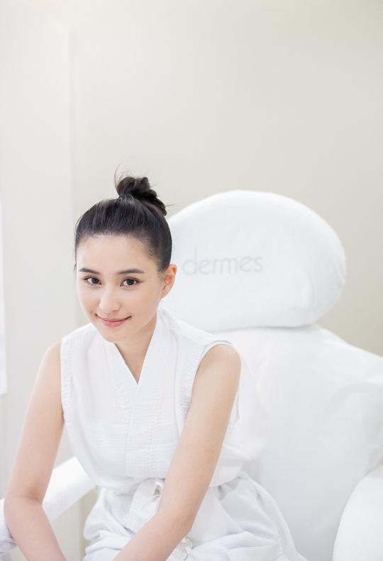 何超莲的身材到底有多好就算穿一身宽松服也依旧凹凸有致