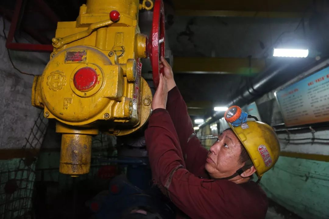 大淑村矿为安全生产撑起"防潮伞"