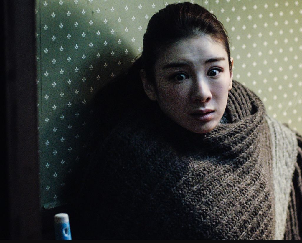 第二,故事的剧情没有一味的为了营造惊悚的氛围而脱离常识,主人公引来