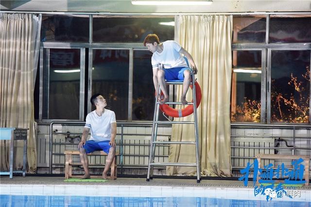 叨叨先盲猜一下剧情,谷嘉诚必然和屁鹅同为跳水队成员,两人必然是不打