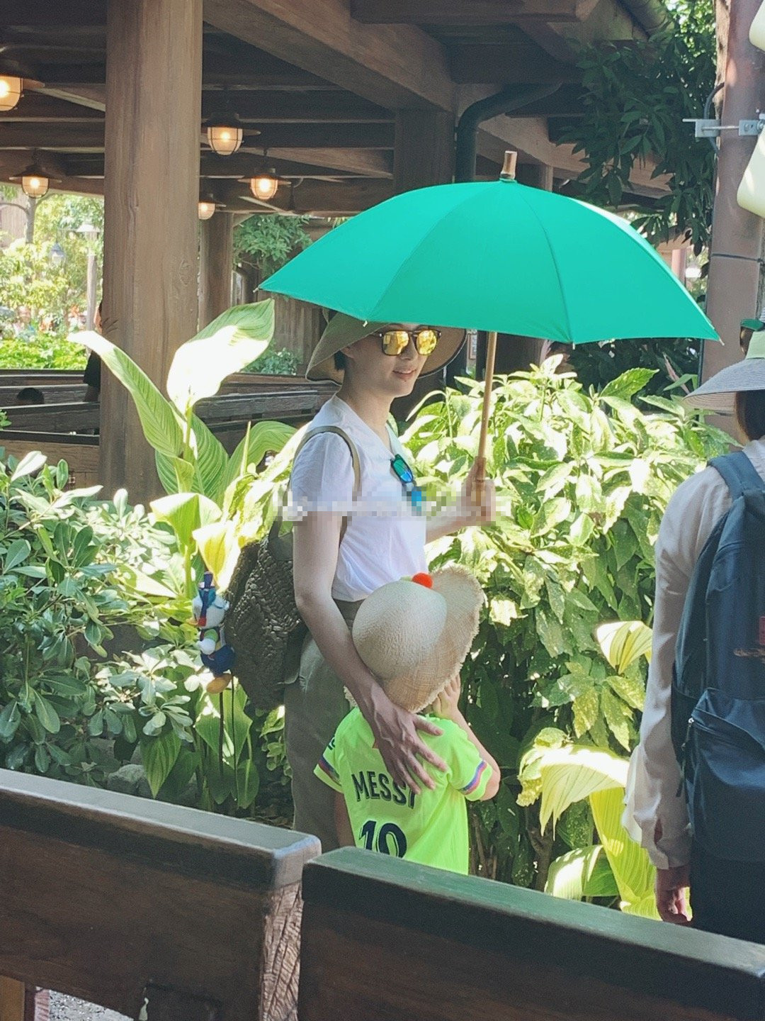 孙俪搂着的正是小花妹妹虽然没有拍到正脸但是光看背影就很可爱了
