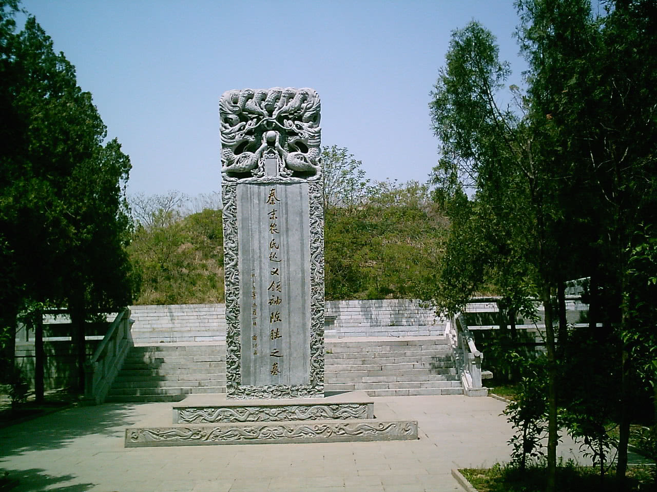 在芒砀山境内比较著名的景点有着斩蛇碑,夫子崖,陈胜墓,汉梁王墓群