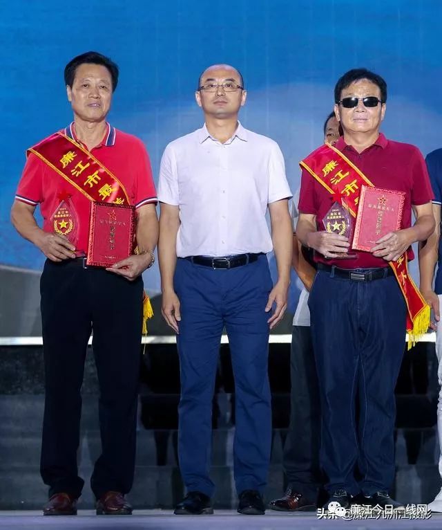 最美退役军人:朱爱武(右二),陈明(左二)市领导为2019廉江市最美退役