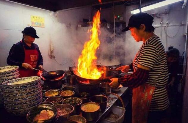 为什么厨师在炒菜时喜欢颠锅？是为了让菜更好吃，还是为了耍帅？_菜肴