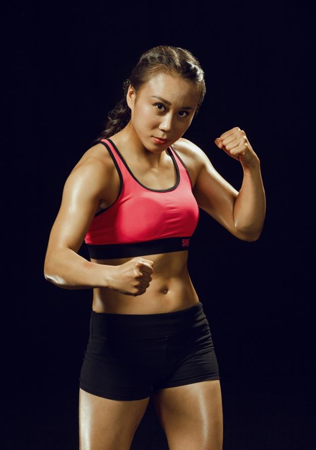 王雪来自东北,东北女孩的豪爽利落在她身上展露无遗,特别是在比赛擂台