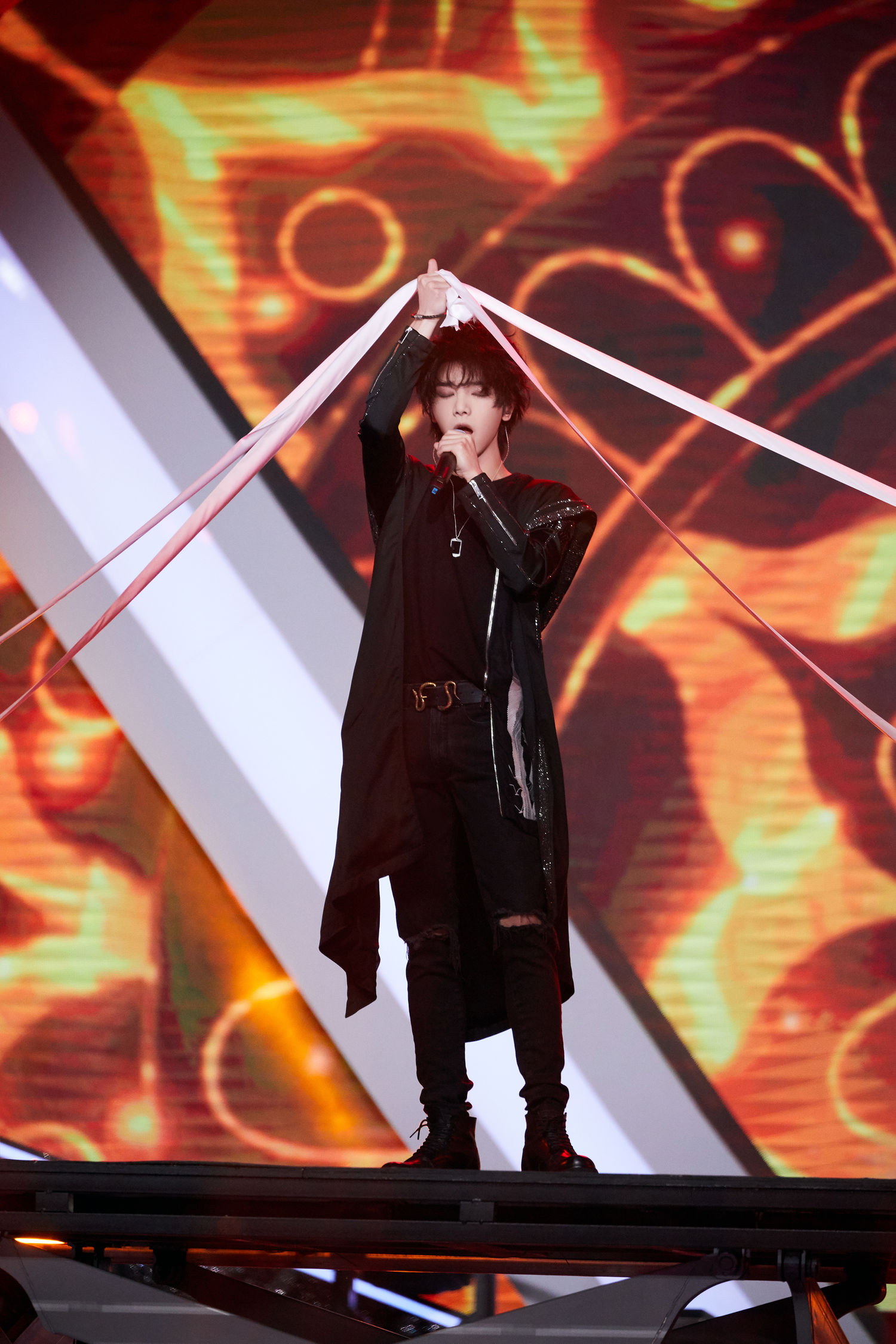 华晨宇极限公益演唱会高清现场图释出优秀et自制哪吒方式打开齐天