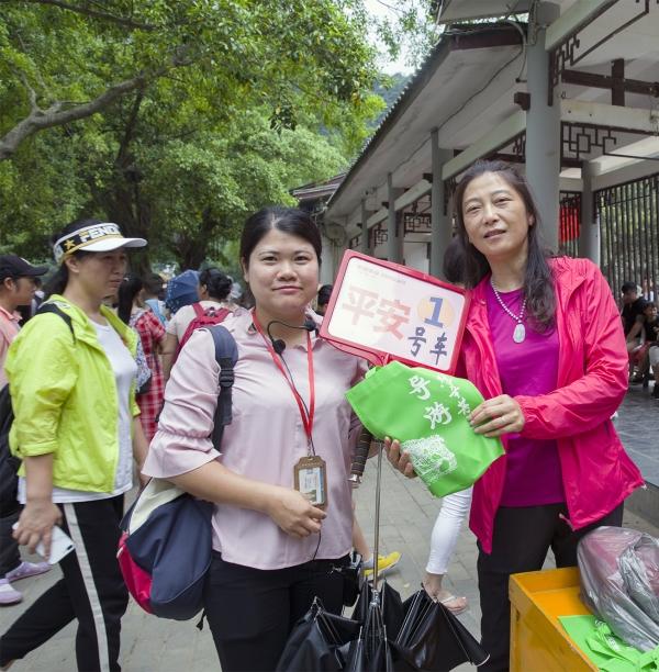 桂林给高温酷暑下坚守第一线的导游送清凉