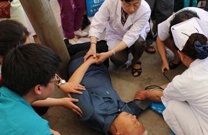 71岁老人跟团游猝死旅行社出门旅游就是要受罪的