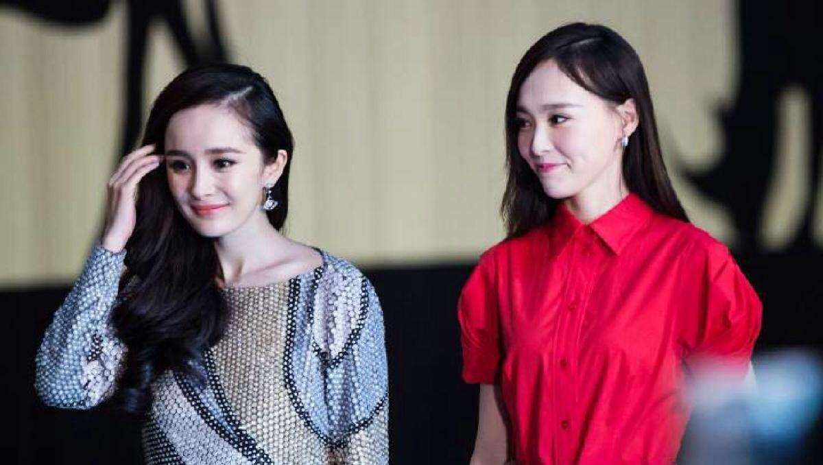 娱乐圈又一塑料姐妹情,海清台上临场发言,致闺蜜黑历史被扒_宋佳