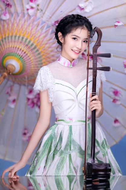 陈依妙陈氏二胡流派第三代传人,自幼随祖父陈耀星,父亲陈军学习二胡.