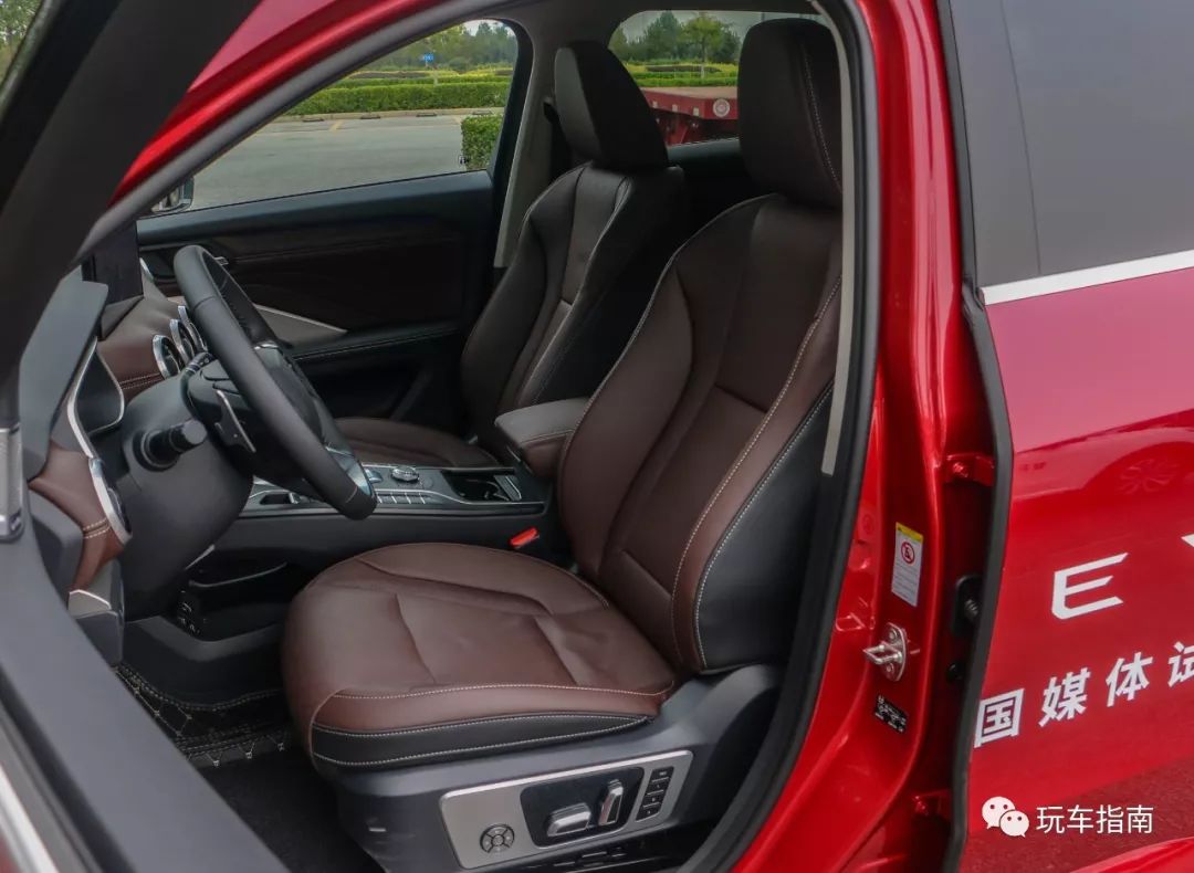 内饰上,新款vv6在豪华品质方面进行了全面升级,中控台向驾驶员一侧