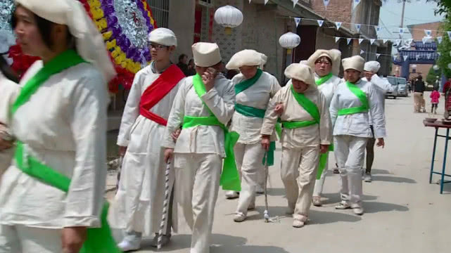 山西葬禮上浩大的祭靈場面200多孝子孝女披紅掛綠的圖片目不暇