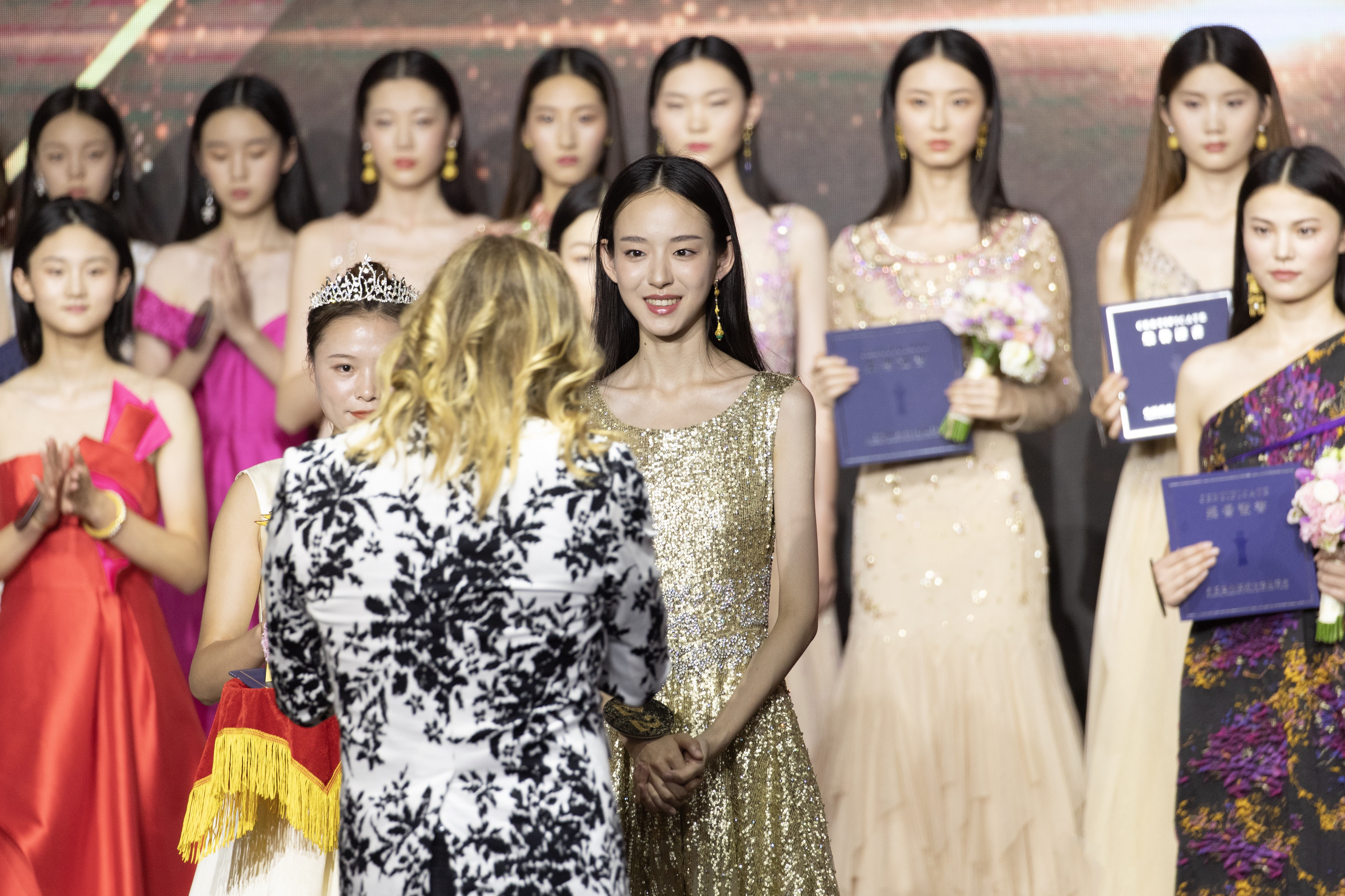 22号选手,18岁女孩代英明夺得第十四届中国超级模特大赛总决赛冠军