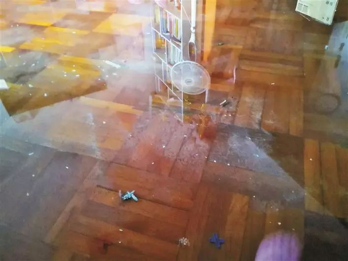 罗女士家中出现程度不一的积水"像洪水一样涌进家里,很吓人……"回忆