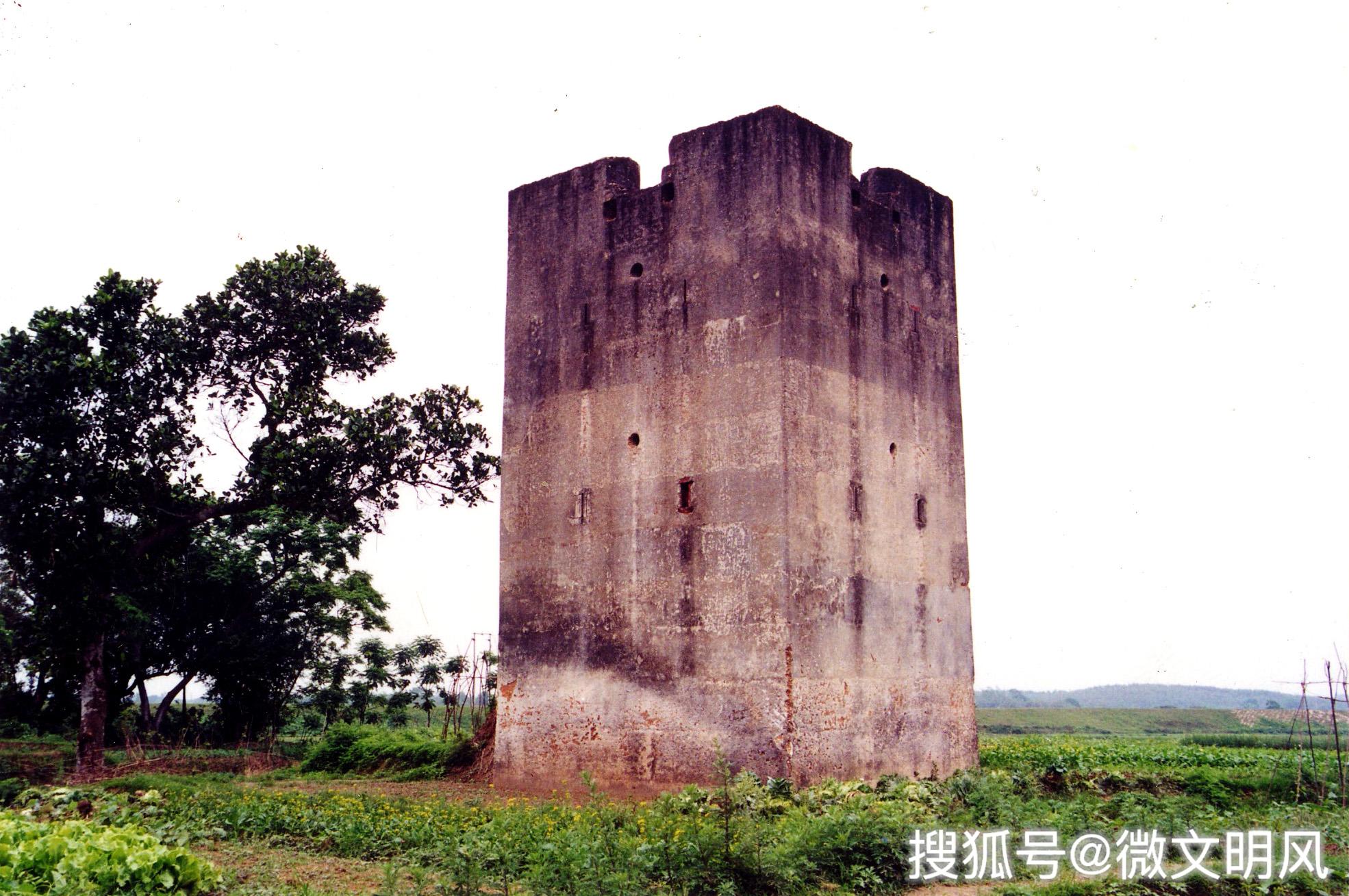 碉堡墙体布满枪炮孔和瞭望窗欧家村两座古碉堡遥相呼应古碉楼的存在