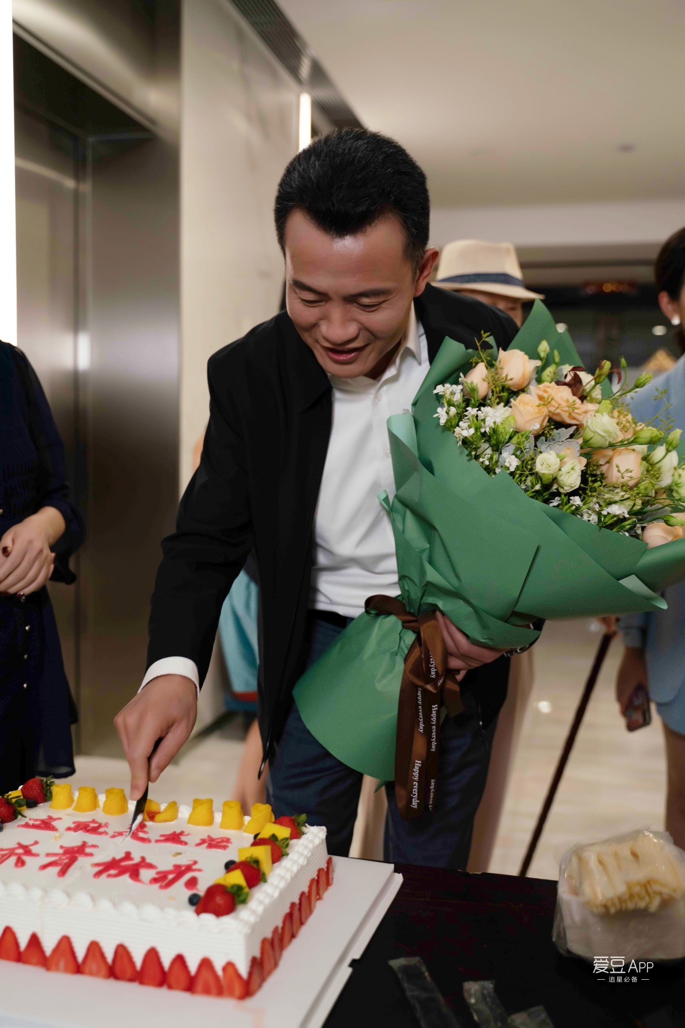 《这就是生活》杀青李强刘恺威成职场老兵少将