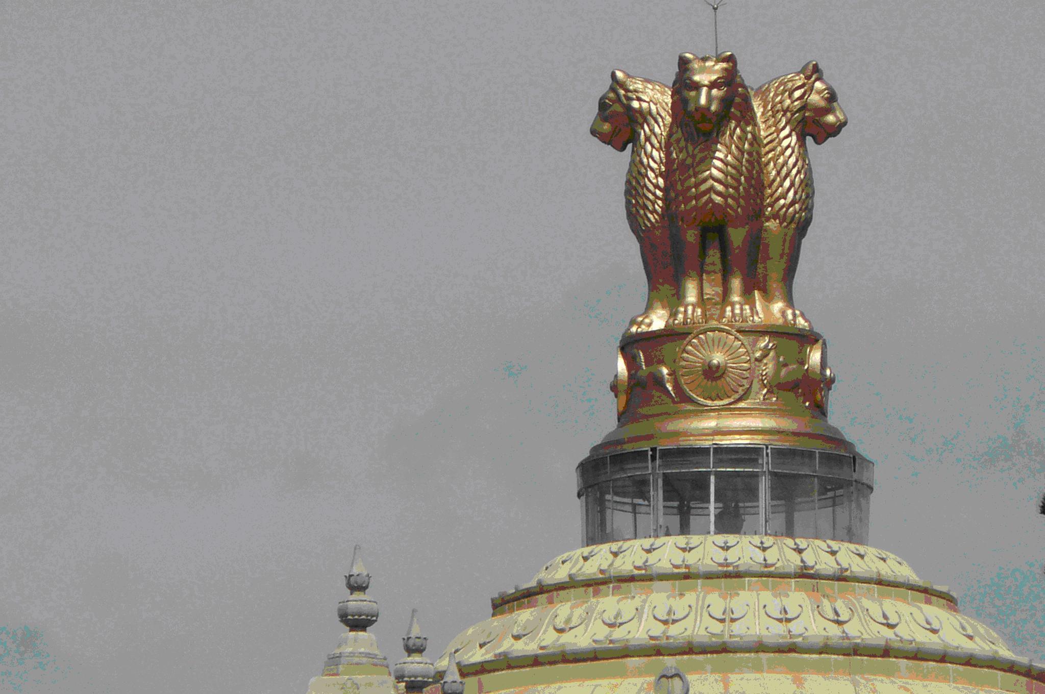 公元前324年,旃陀罗笈多建国并定都华氏城,古印度由此进入帝国时代.