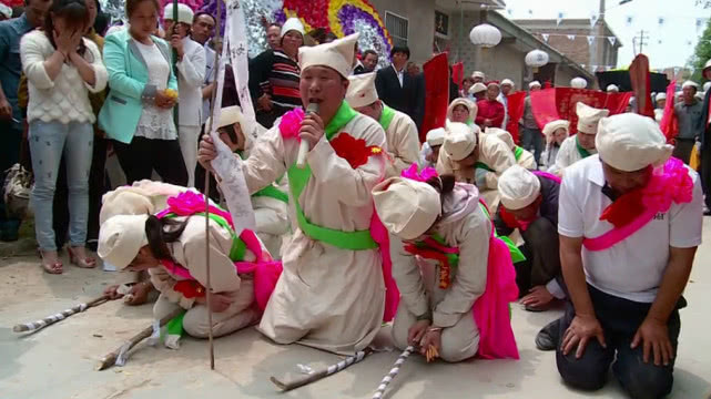 山西葬礼上浩大的祭灵场面200多孝子孝女披红挂绿的图片目不暇