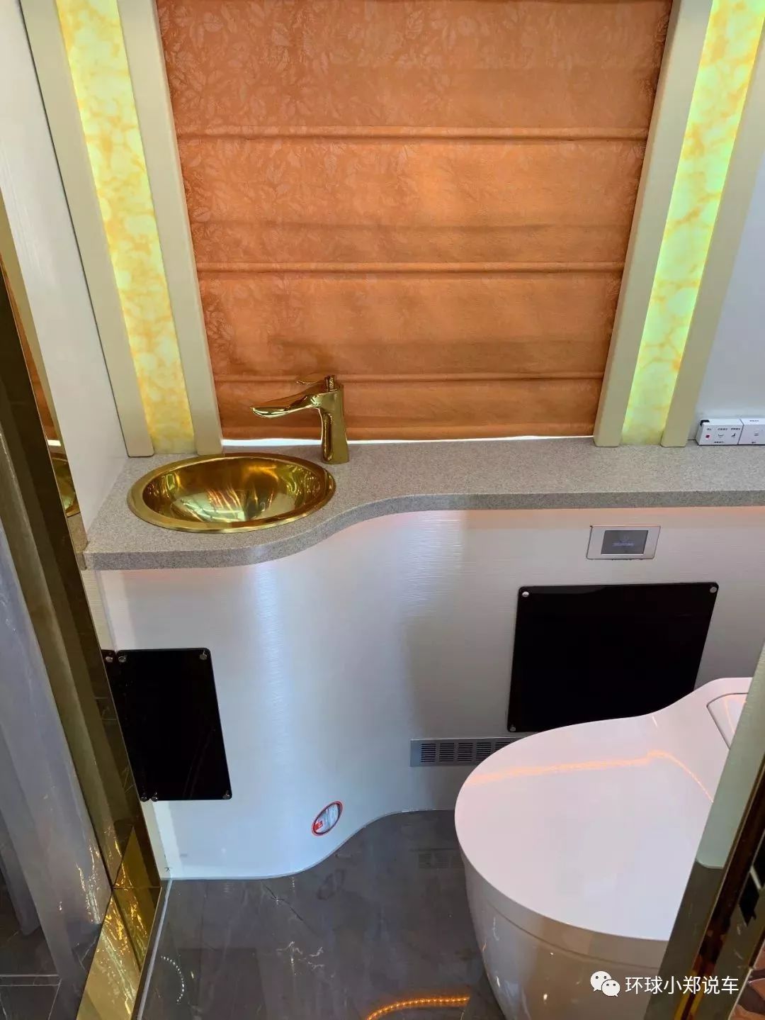 卫生间配有进口松下智能马桶,恒温空气注入花洒,宛若置身于绵绵夏雨之