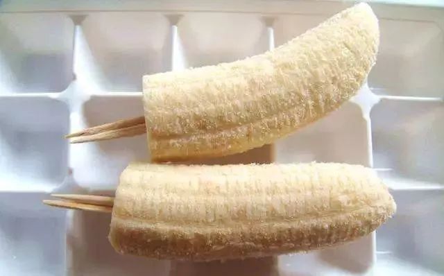 香蕉 ◆冰冻好的芒果喷香软糯,汁液丰富,比干吃芒果要爽 100 倍!