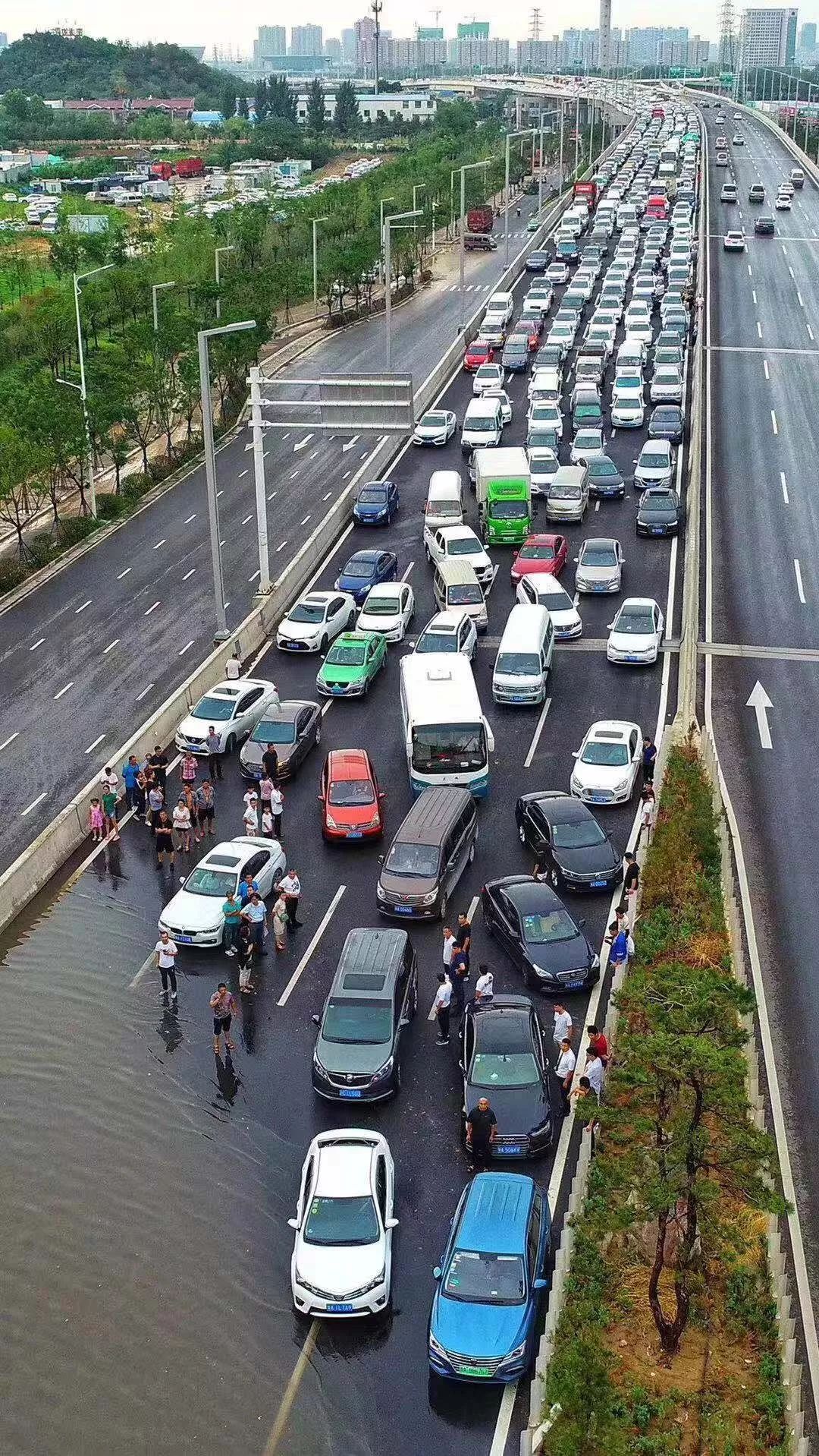 一公里路堵一个多小时!逢雨必涝,必堵,郑州东三环这段路怎么了?