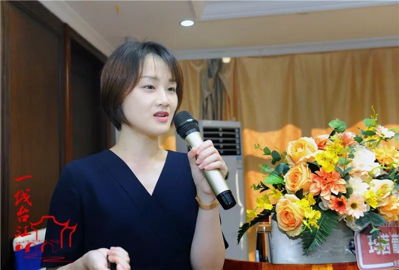 倪熙律师讲解法律常识前来参会的台江区委常委,副区长徐超介绍,台江区