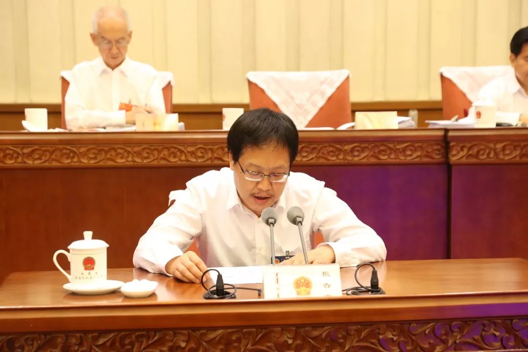 关于《包头市禁牧休牧条例》的说明;会议听取了赤峰市人大常委会代理