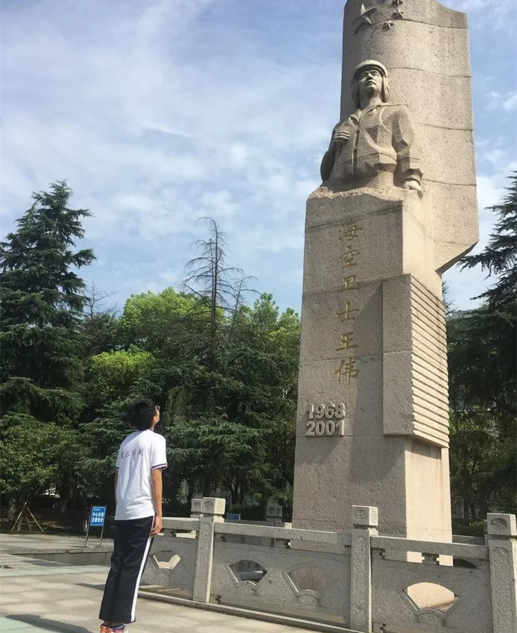 最后在"湖州人民的好儿子"匾额前与王伟烈士父母合影留念.