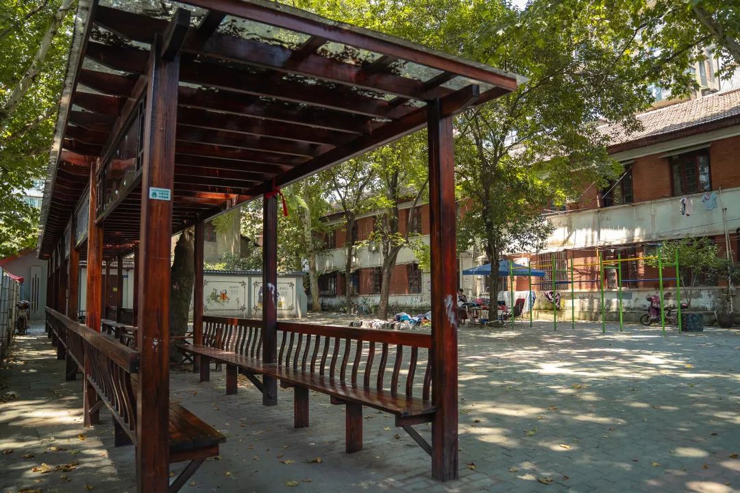 如今空地上多了一处凉亭,健身器材也全都翻了新.