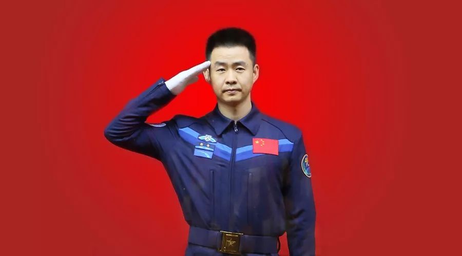 灿烂的笑容,齐整的常服和铮亮的军靴,英姿飒爽的航天员陈冬,大步走进