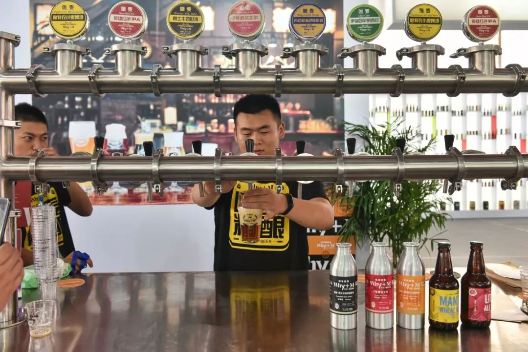 游客可在维麦,金麦浪,麦尔特,哈德酒匠等精酿啤酒品牌展位进行体验
