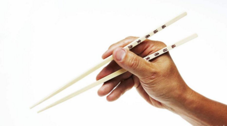 拿筷子食指翘起来命运图片