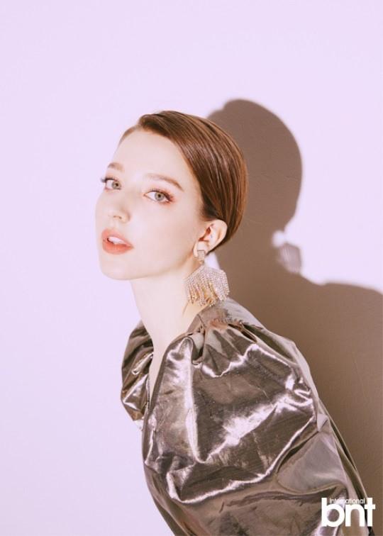 angelina danilova近日为某杂志最新一期拍摄了一组照片