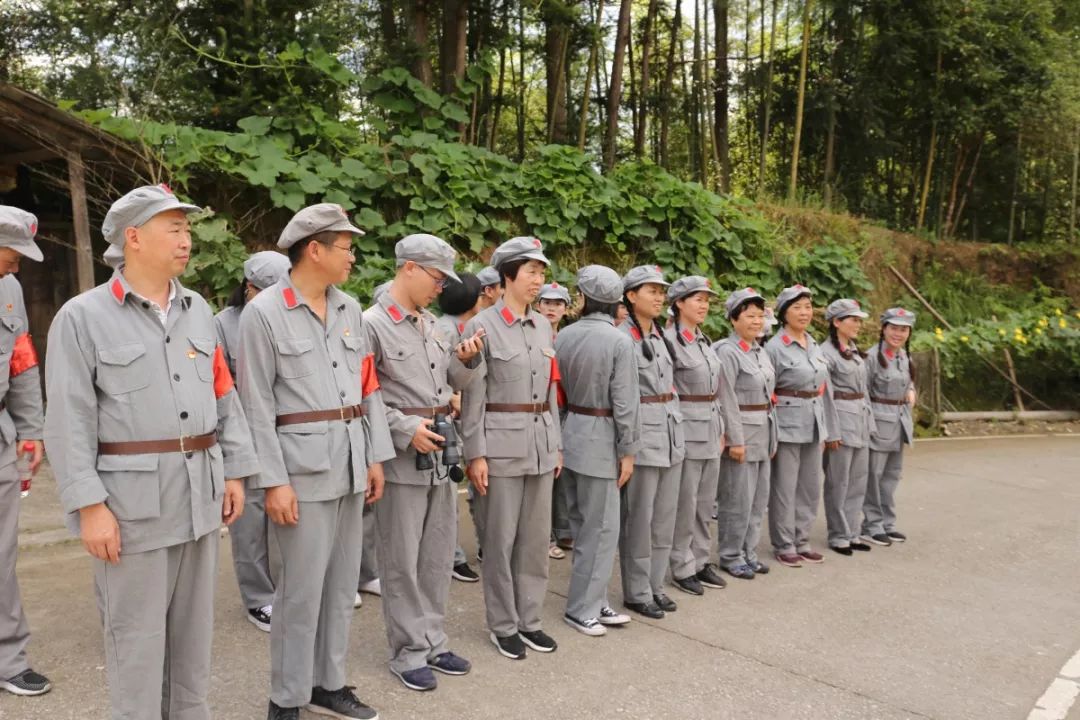 身穿红军装重走红军路泰顺县卫生健康局主题党日活动