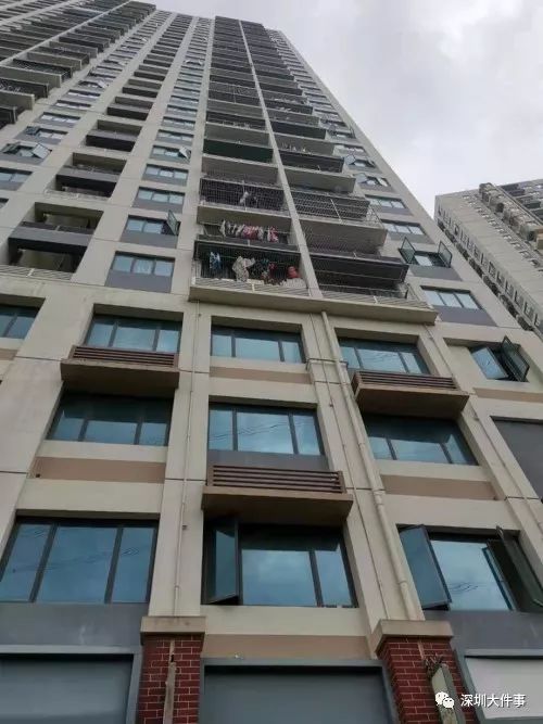 物业排查:石块系空调飘板外沿脱落