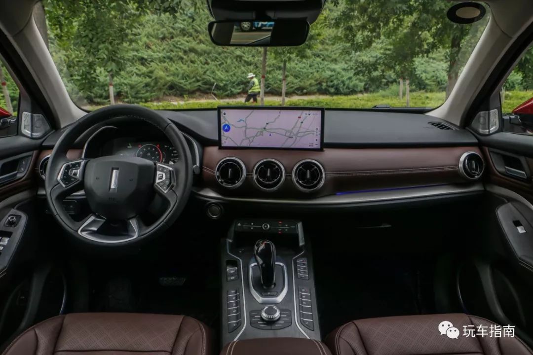 内饰上,新款vv6在豪华品质方面进行了全面升级,中控台向驾驶员一侧