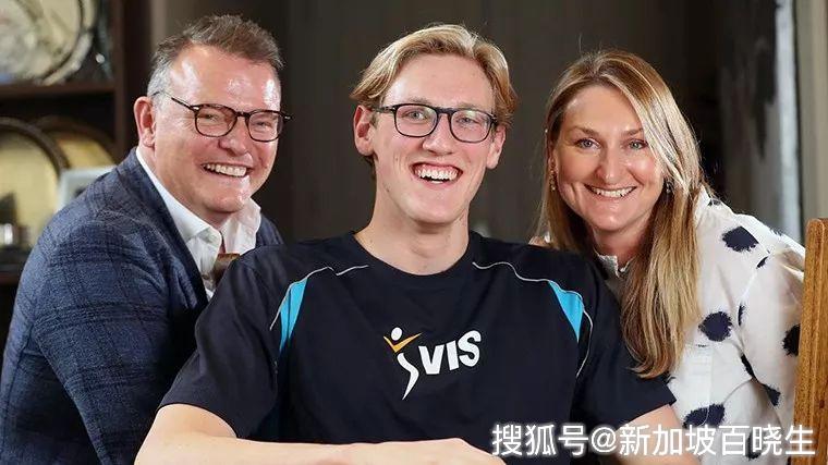 输了比赛竟然跪着领奖!孙杨对霍顿做了什么