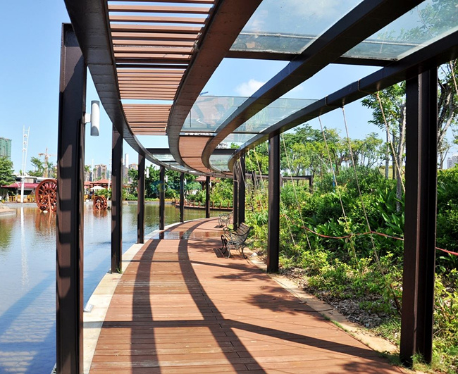 木质铺装:木质铺装能营造雅致,宁静,柔和,温暖和亲切自然氛围,并扫很