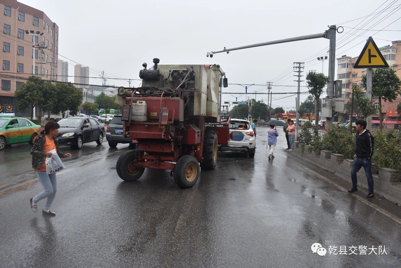 乾县发生一起收割机和轿车相撞交通事故