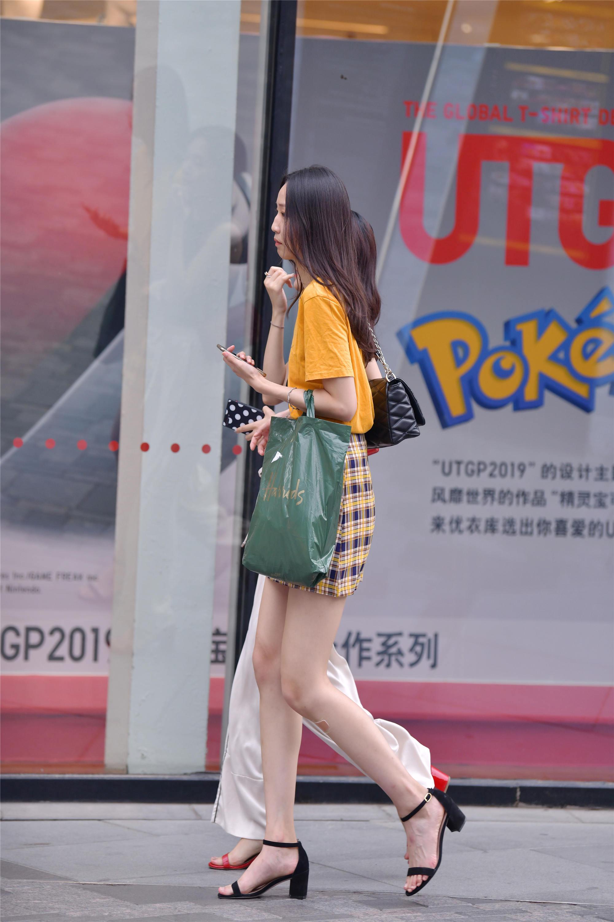 夏季的时尚美女,出门逛街选择高跟鞋,她们会穿多高的鞋跟呢?