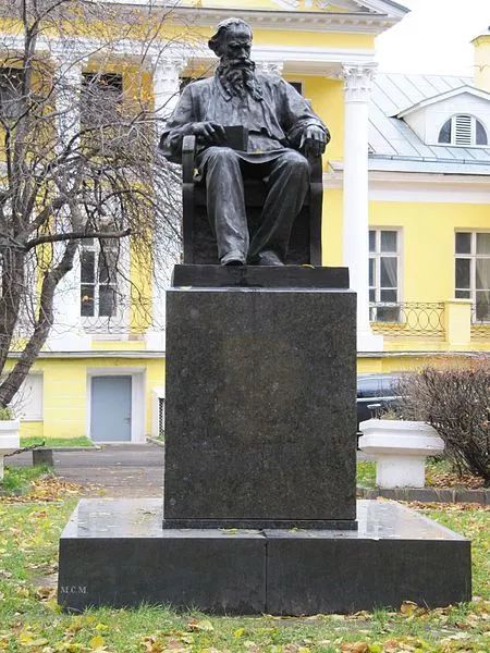 俄罗斯街头的托尔斯泰与陀思妥耶夫斯基雕像大家如果有机会去到莫斯科