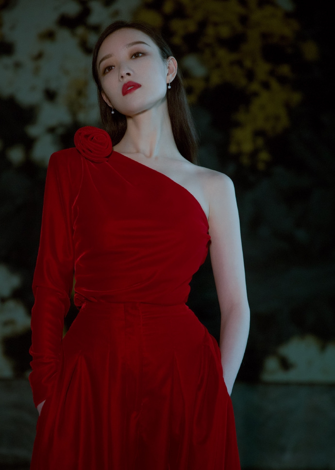 31岁倪妮总算霸气一次,秀香肩放飞自我,不过这"杀气"有点重_气质