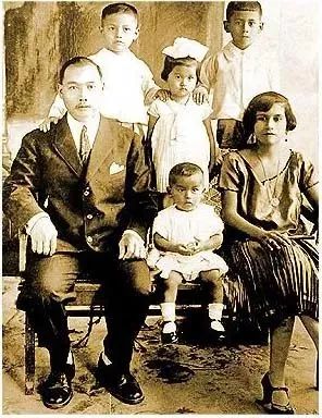 九旬黄氏兄弟俩跨越半个地球回深圳老家找到了当年父亲买下的炮楼