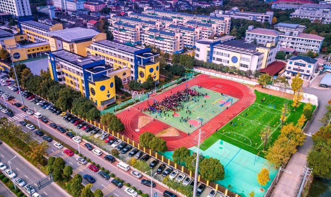 经过多方打听,她就是慈吉小学的黄蓉老师.