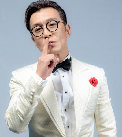 原创李咏去世9个月后,哈文首度换头像,一细节或表明其将转移重